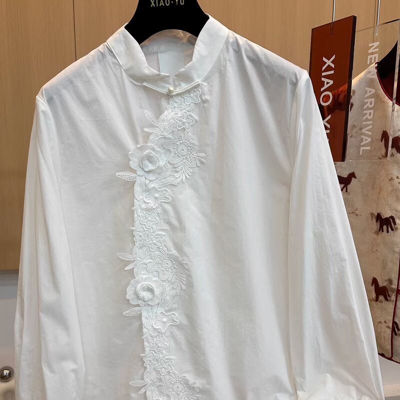 High-End European Winter New Arrivals, Unique and Exquisite Lace Hook Pattern Buttoned Pure Cotton Long-Sleeved Shirt Top for Women