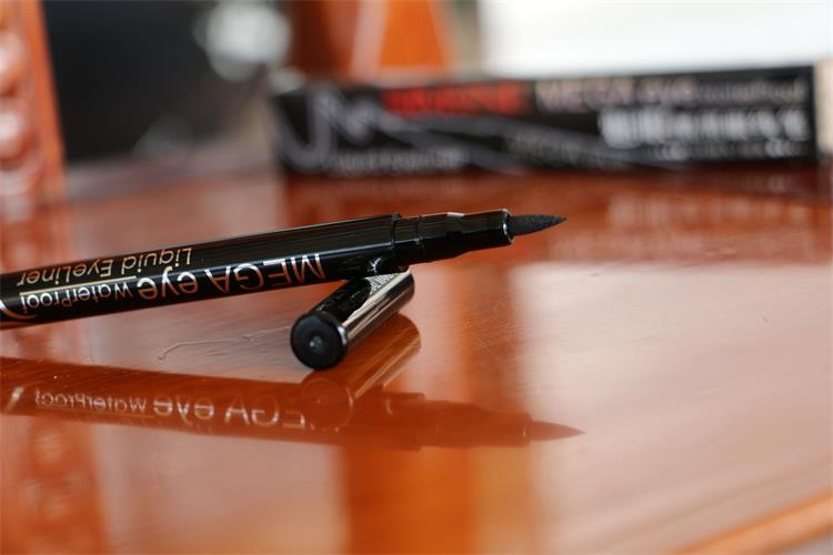 Người mới bắt đầu nhanh chóng làm khô bút kẻ mắt bút kẻ mắt bút mềm mại và cứng đầu không thấm nước và mồ hôi-proof không nở mà không decoloring đôi mắt to kéo dài chì kẻ mắt innisfree