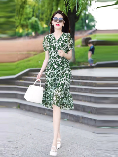 Fashionable floral dress for women 2023 summer new style v-neck temperament covering belly and slimming women's skirt