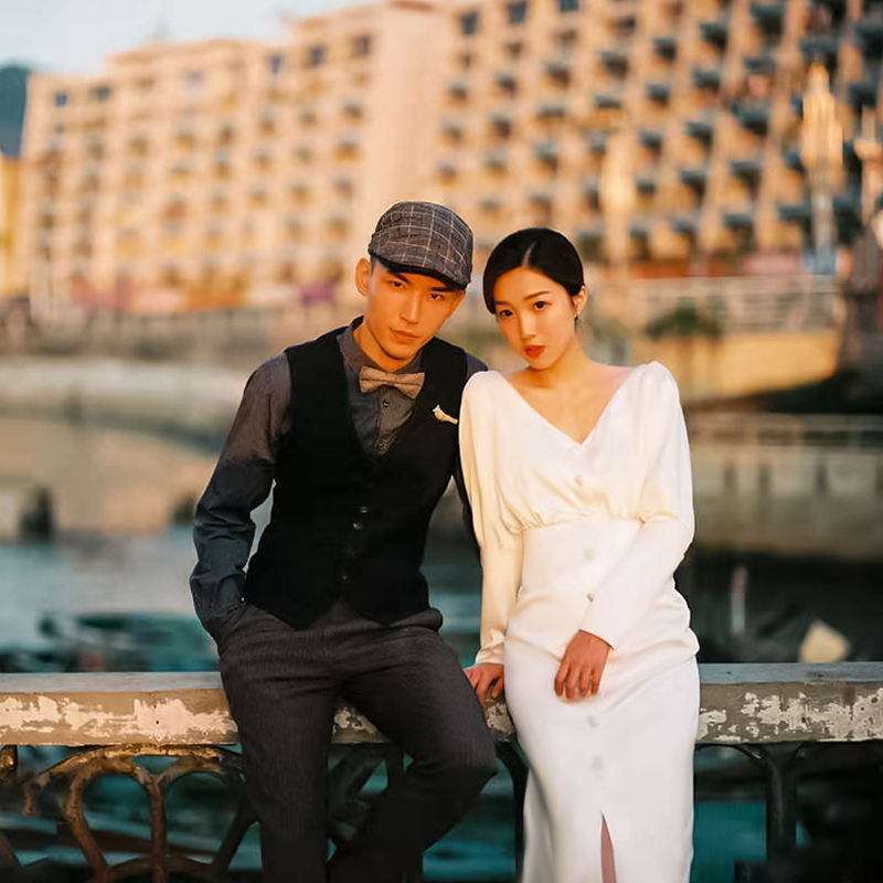 Long-sleeved satin v-neck light wedding dress French Hepburn style conservative location travel photography bride dress temperament simple and light