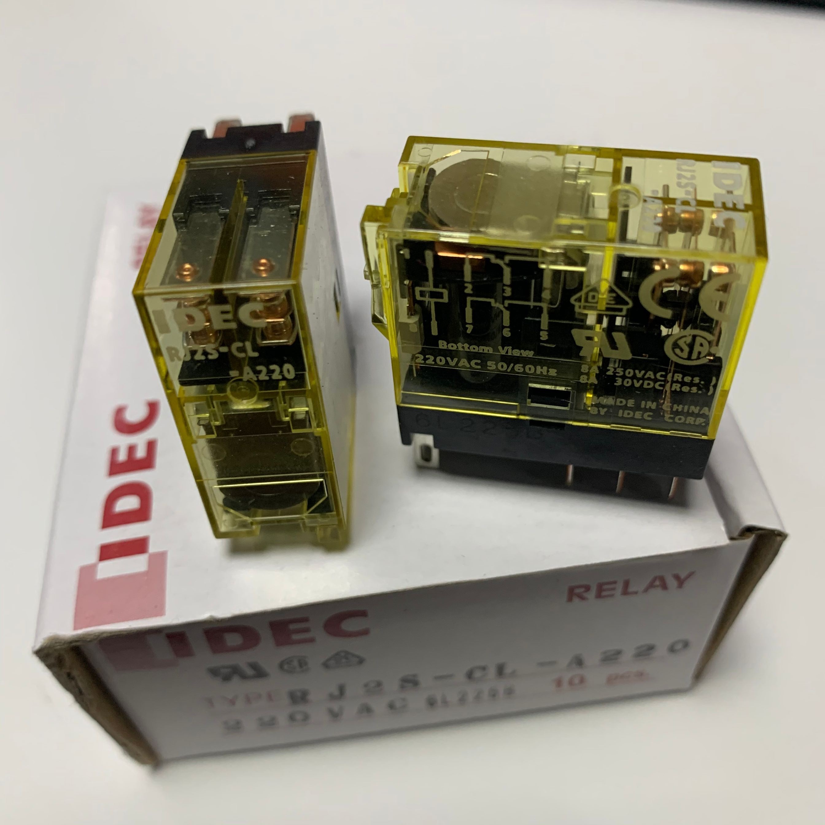 IDEC and spring relay RJ2S-CL-A220 2 open 2 closed 8A with light AC220V