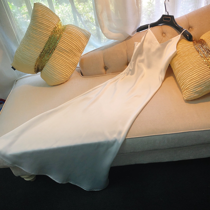 French elegant famous and white V-collar white flavor dress