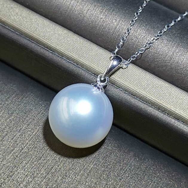 Australia's Nanyang White Pearl 18k gold necklace silver blue and cold colored seawater is white