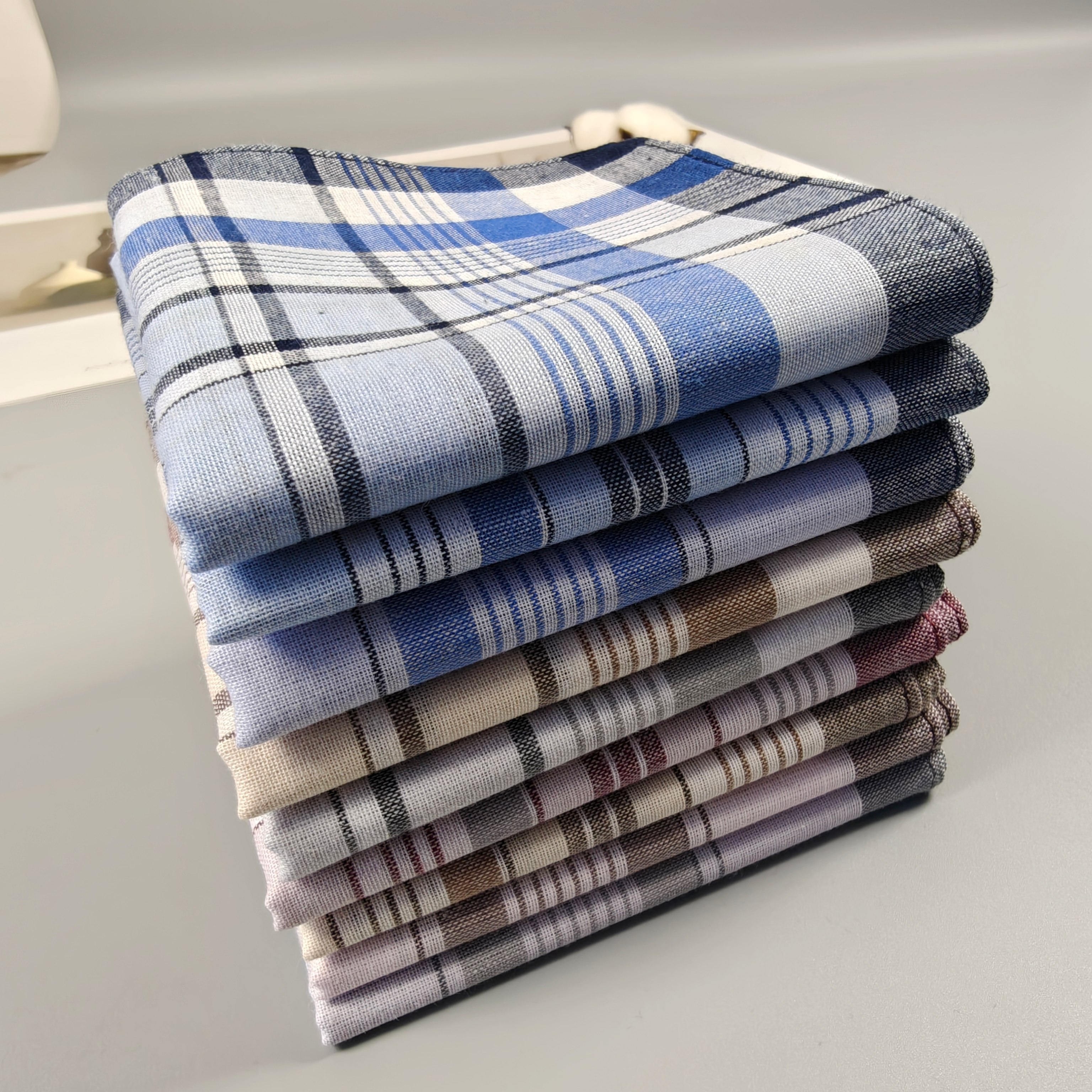 懐かしい雰囲気の男性用ハンカチ。純綿製で吸水性に優れ、ヴィンテージ風のカラフルな織り生地を使用。両親や年長者への贈り物に最適です。