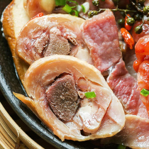 Fresh marinated salted chicken legs about 6kg of pickled salty marinated New Year chicken hotel canteen