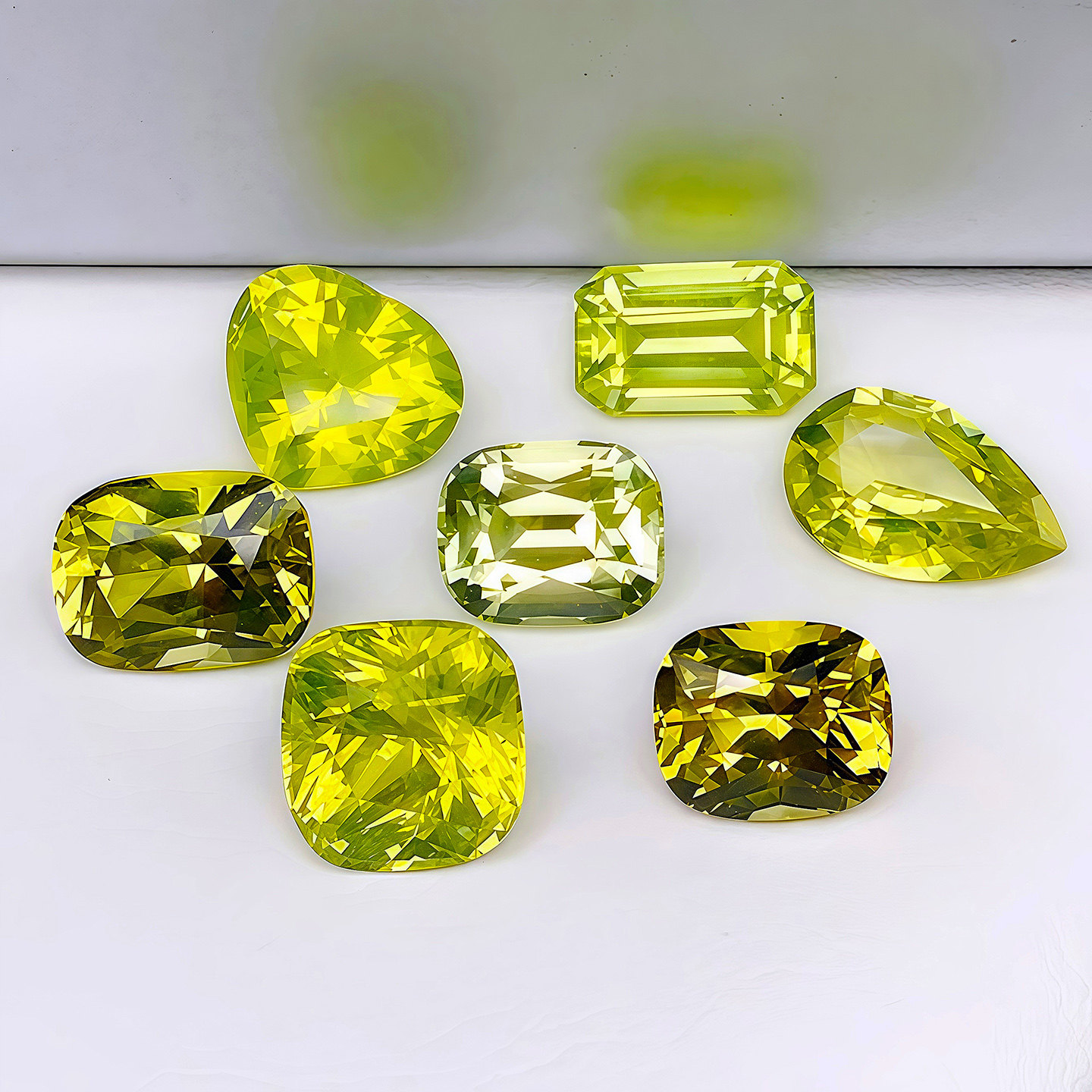 スリランカ産の非加熱ファセットカットクリソベリル天然宝石カボションと蛍光グリーンの18金リング、ペンダント、またはブレスレット