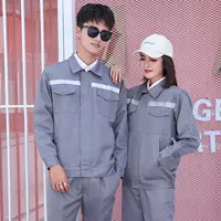 Рубашка с серым серого цвета против света