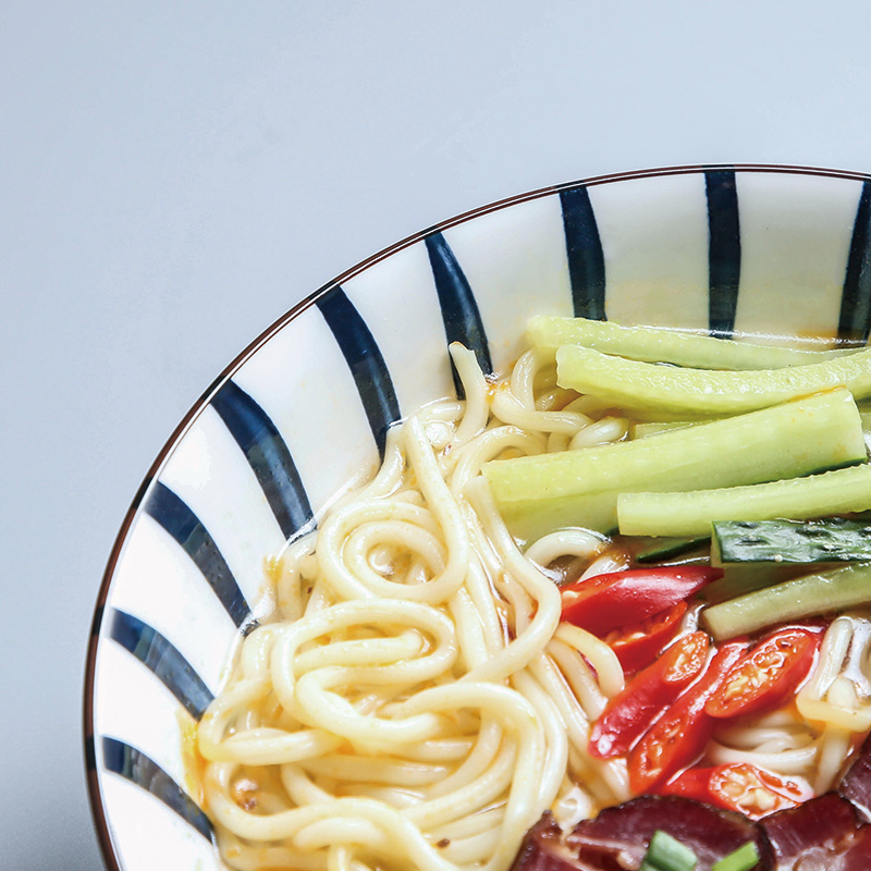 Japanese ramen rainbow such use large household eating spaghetti noodles in soup bowl of a single large bowl of noodles soup bowl ceramic bowl is grim hat to bowl