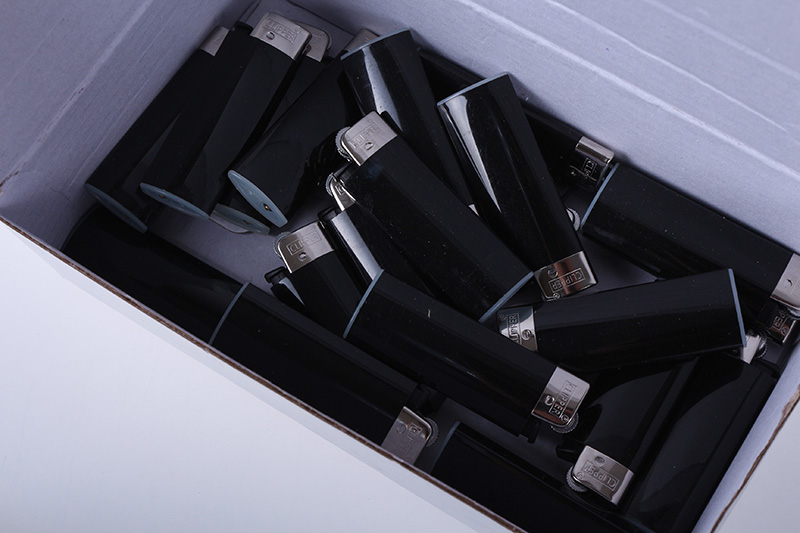 Coffey clipper nhẹ hơn đá mài máy đá lửa cơ thể bơm hơi Junya có thể làm đỏ bán trong suốt bật lửa clipper