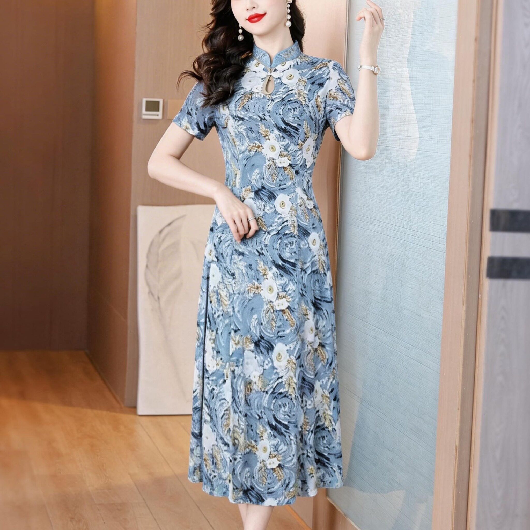 現代風にアレンジされた青いチャイナドレス風アオザイは、中高年の母親によく似合い、お腹周りをカバーしてスリムに見せる効果があります。洗練された春夏女性服です。