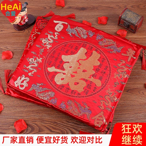 Свадебные продукты сидя в футболке с большим путем большего на коленях на коленях