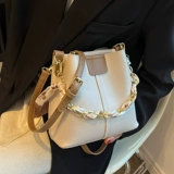 艾米兔 Женская сумка 2025, новая ниша, контрастная текстура, шелковый шарф, цепочка, портативная сумка-ведро через плечо