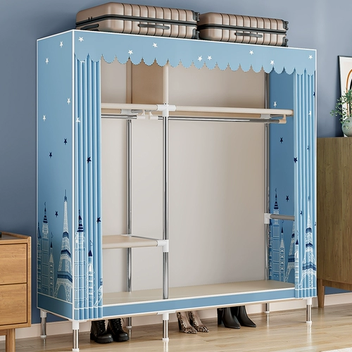 Простой гардероб. Домохозяйство спальни тканевая одежда.