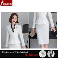 Белый пиджак классического кроя, белая юбка, брошь