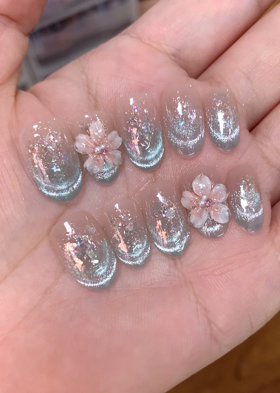 Original and Great Value~ Handmade Wearable Nails with Cat Eye Gradient, Summer Ice Flower Design, Suitable for Daily Commute, Short Nails, Medium Oval Shape Original and Great Value~ Handmade Wearable Nails with Cat Eye Gradient, Summer Ice Flower Design, Suitable for Daily Commute, Short Nails, Medium Oval Shape