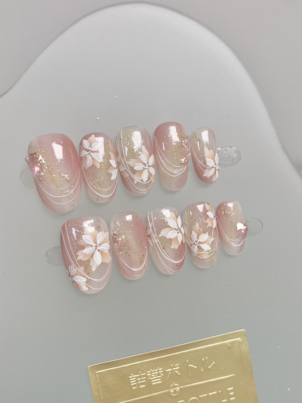 Purely Hand-Painted Wearable Nails, Removable Nails, Peach-Colored Gradient, Multi-Layered Floral Design, Everyday Short Nails That Enhance Complexion