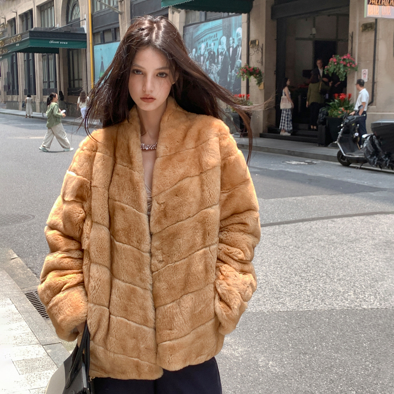 Mink's House | Nuo Series Qianjin Rex Rabbit Fur Whole Skin Fur Coat with Horizontal Leather Inserts, V-Neck, Mid-Length, Youthful Style. Mink's House | Nuo Series Qianjin Rex Rabbit Fur Whole Skin Fur Coat with Horizontal Leather Inserts, V-Neck, Mid-Length, Youthful Style.