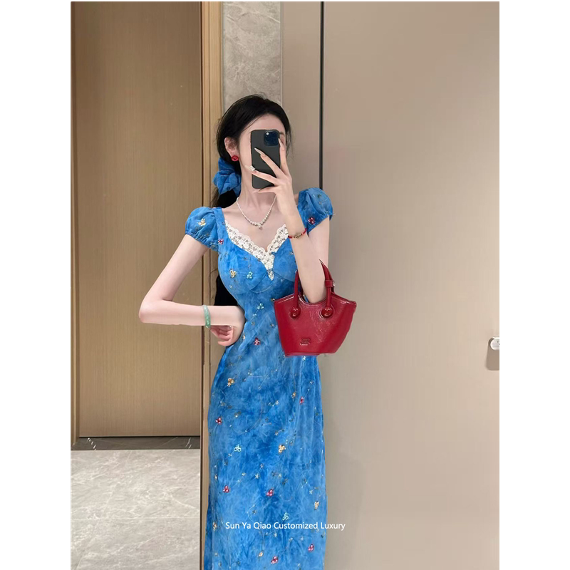 French-Style Blue V-Neck Floral Dress for Women, Summer Seaside Vacation, High-End, Elegant and Beautiful Waist-Cinching Long Dress French-Style Blue V-Neck Floral Dress for Women, Summer Seaside Vacation, High-End, Elegant and Beautiful Waist-Cinching Long Dress