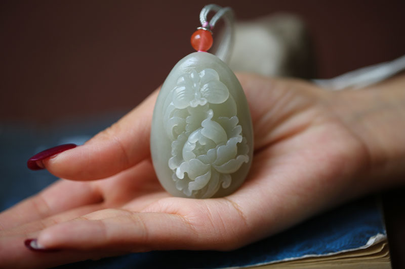 (Butterfly Love Flower) Natural Hetian jade green and white jade carved peony pendant (Special