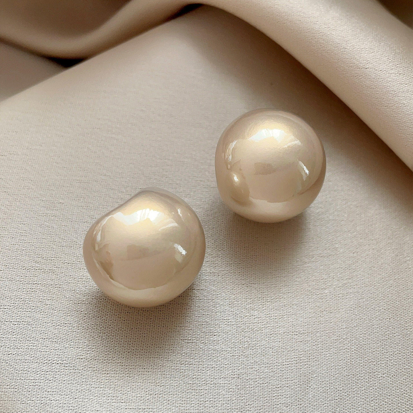 French Retro Imitation Pearl Earrings for Women 2025 New Hot Style High-End Elegant Simple Versatile Earrings Niche Earrings