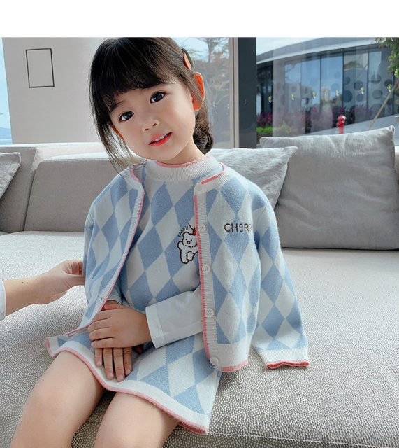 Girls' Western style knitted suit 2022 spring new Korean version baby knitted cardigan vest skirt children's spring clothes