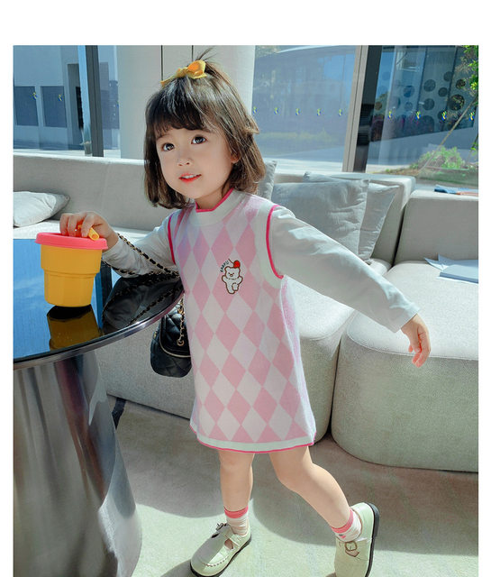 Girls' Western style knitted suit 2022 spring new Korean version baby knitted cardigan vest skirt children's spring clothes