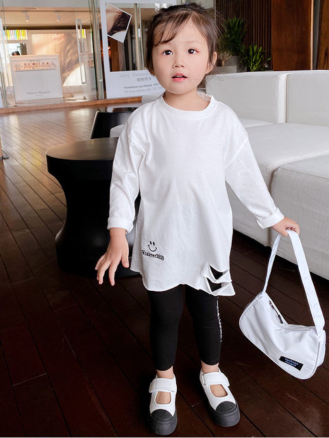 Girls' Western style all-match embroidered T-shirt 2022 spring new Korean version children's white ripped sweater baby bottoming shirt