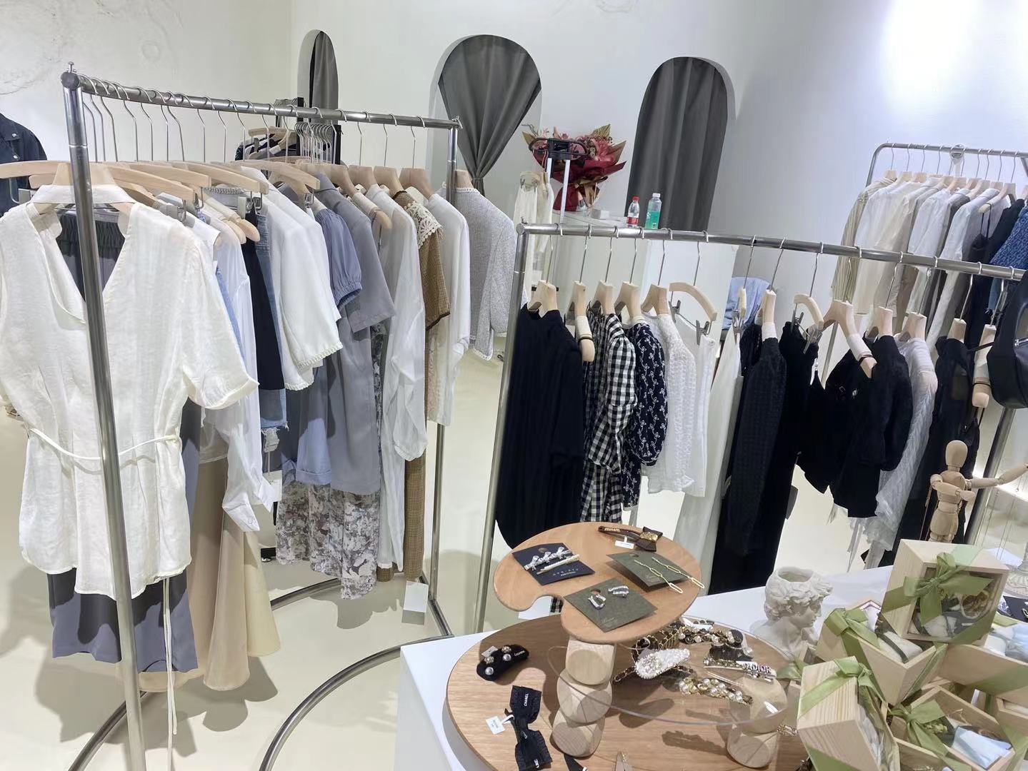 Clothing display stand stainless steel simple high and low silver semicircular round hanger clothing store window running table