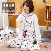 Чистый белый кран