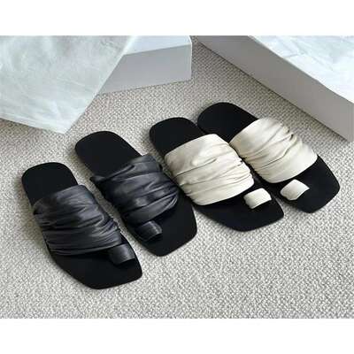 High-end flip-flops for women's outerwear, 2026 new square-toed toe flip-flops, flat pleated beach slippers for women's summer