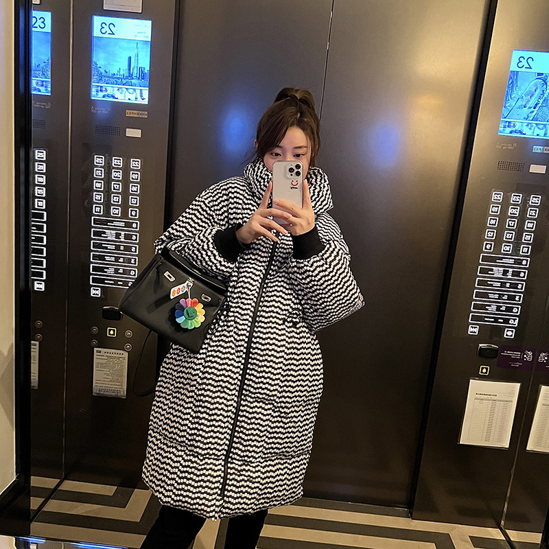 товар из китая leomami高端孕妇装冬季外套抽象黑白点中长款加厚保暖宽松羽绒服