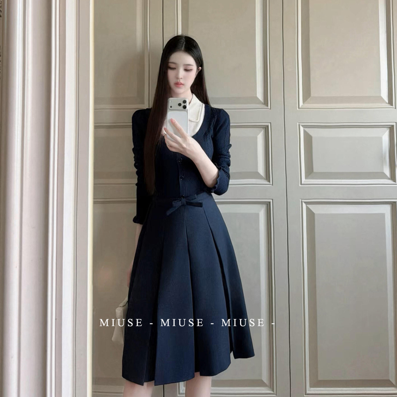Chanel-Style Outfit Set: Jiangzhehu Style for Young Ladies, Includes a Faux Two-Piece Knit Cardigan Top and Pleated Skirt Two-Piece Set Chanel-Style Outfit Set: Jiangzhehu Style for Young Ladies, Includes a Faux Two-Piece Knit Cardigan Top and Pleated Skirt Two-Piece Set
