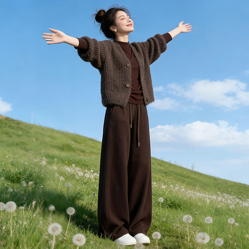 High-End Soft and Elegant Women's Suit 2026 Spring New Unique and Beautiful Knitted Sweater and Casual Pants Two-Piece Set High-End Soft and Elegant Women's Suit 2026 Spring New Unique and Beautiful Knitted Sweater and Casual Pants Two-Piece Set