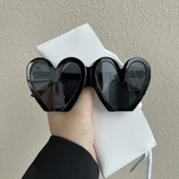 Преувеличивать любовь черный