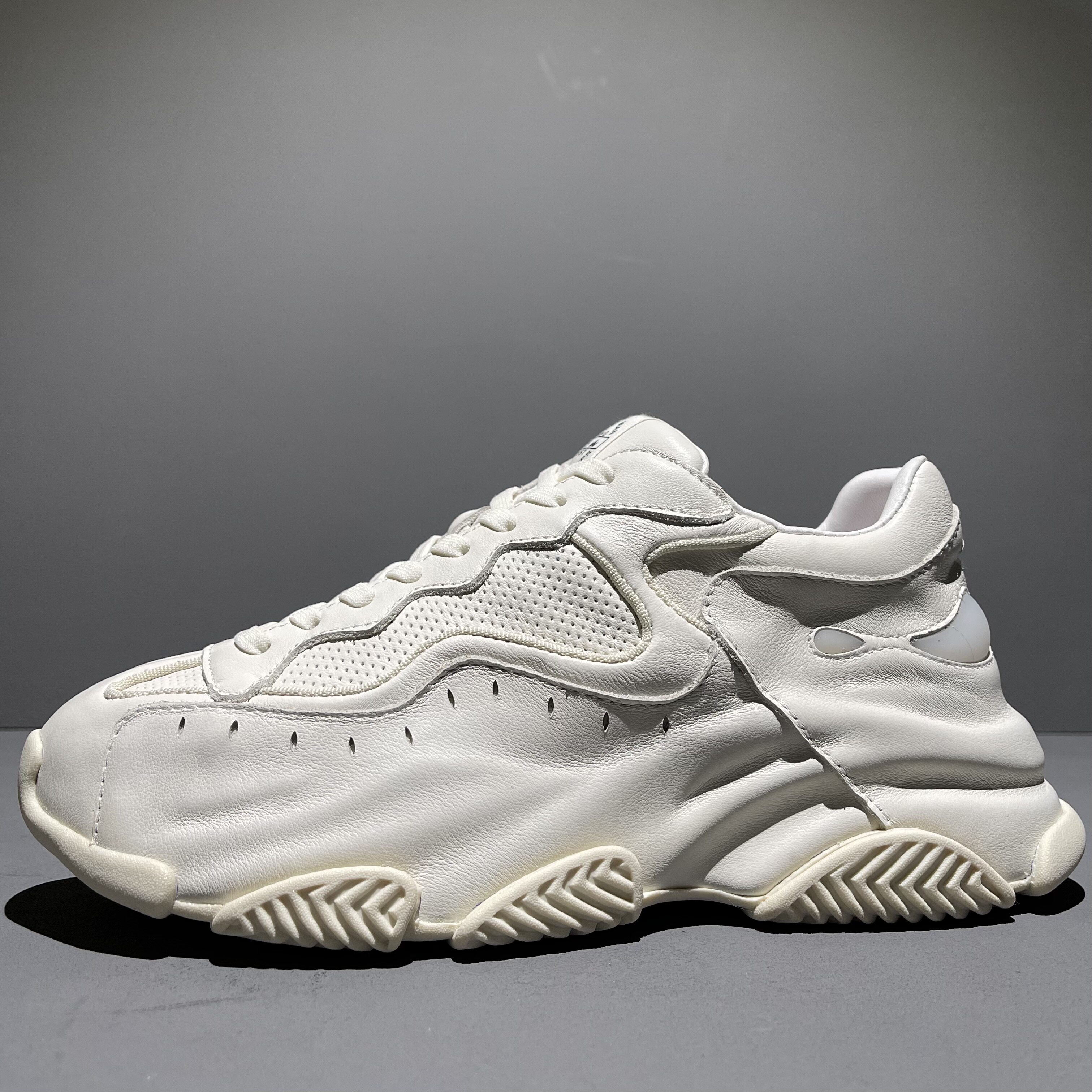 Trendy brand personality top layer cowhide bag bottom punching breathable old shoes men's 2022 spring style increased all-match sports white shoes