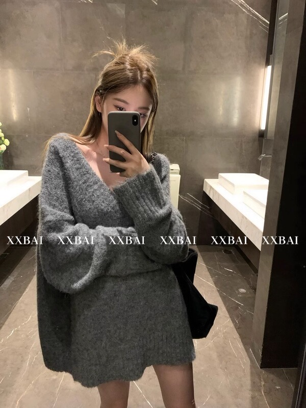 Super Stylish Gray V-Neck Sweater for Women, Versatile for Both a Cool and Sweet Look, Loose Fit, Suitable for Outerwear, New Autumn and Winter Style, High-End Knitted Base Layer