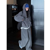 Темно-серый костюм