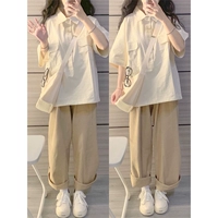 Бежевые штаны, короткий рукав