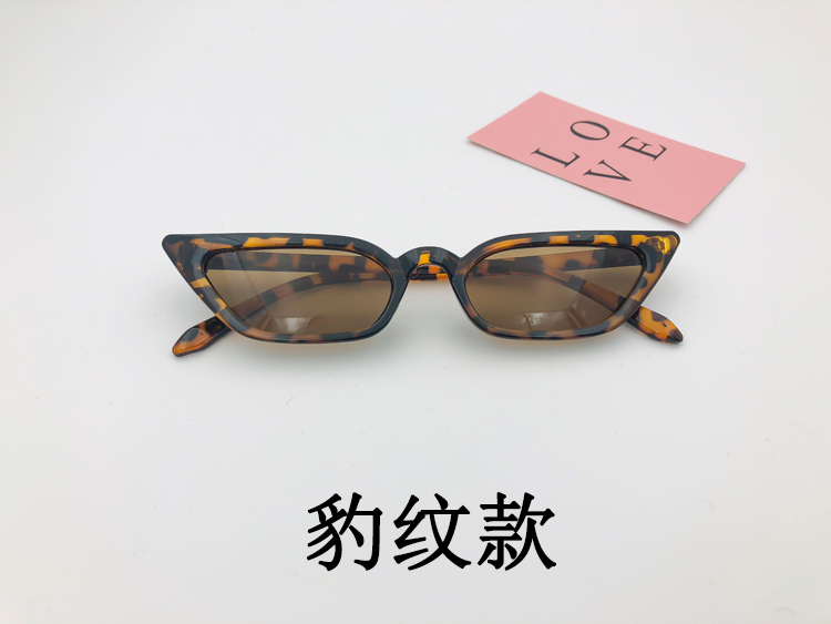 Châu âu và Hoa Kỳ mới chụp đường phố kính mát retro xu hướng cat eyes kính khung nhỏ net red với bướm trong suốt màu tím kính mát