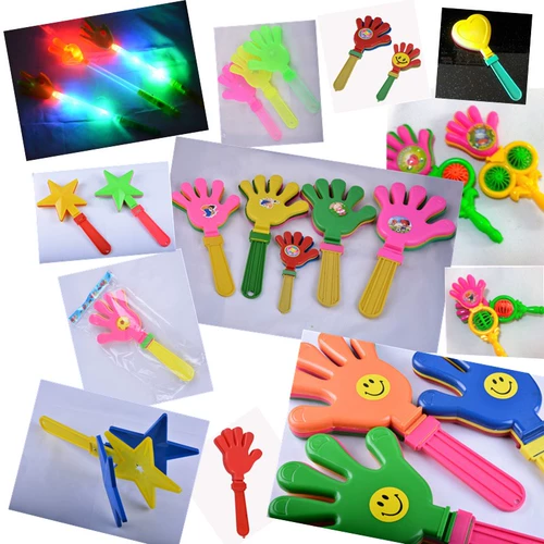 Утолщенная негабаритная ладонь, потрясения развлекательной игрушкой преувеличенной забавной рукой, снимая игровой концертный спектакль