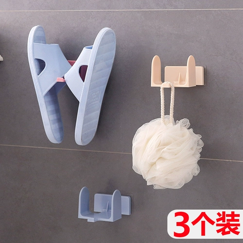 Тапочки для ванной комнаты, в ванной комнате простая дверная стена, висящая маленькая стойка для обуви, домашняя стена без ударов, хранилище