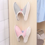 Тапочки для ванной комнаты, в ванной комнате простая дверная стена, висящая маленькая стойка для обуви, домашняя стена без ударов, хранилище