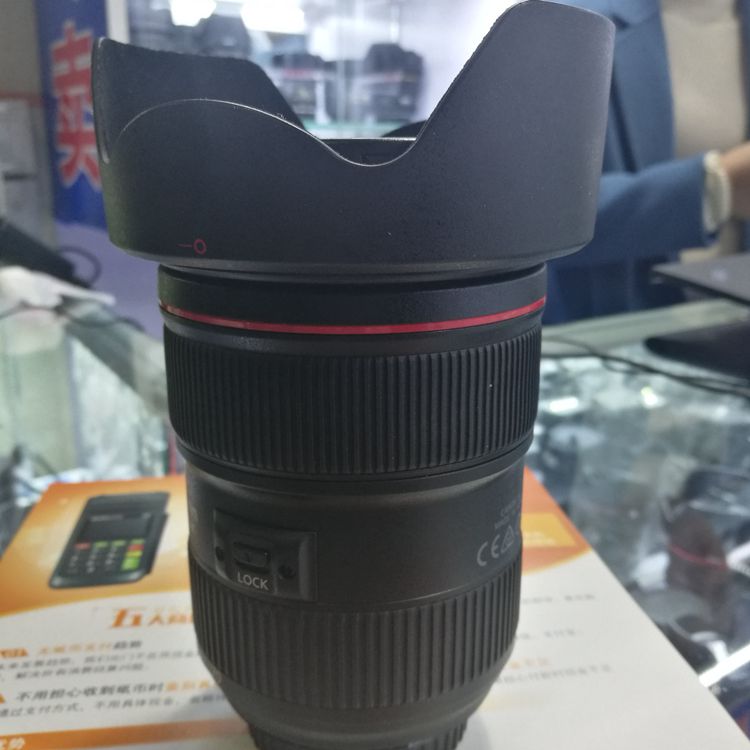 Ống kính Canon EF 24-70mm f / 2.8L II USM thế hệ thứ hai ống kính DSLR lớn ba chiều mới