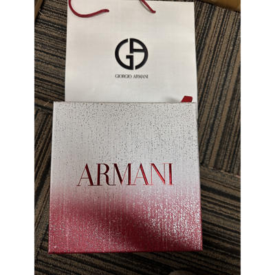 All kinds of gift boxes and bags at the counter are distributed together with the products in the store