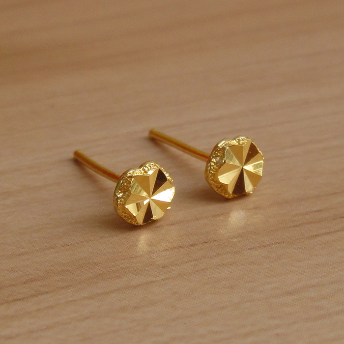 999 foot gold small ear pin 24K pure gold earbum with delicate and beautiful sunflower style earlobes wearing earshot