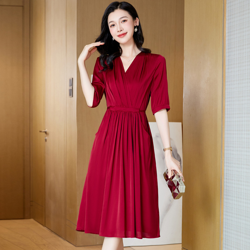 French-Style Pure Silk Solid Color Dress, New Summer Model for Women, Elegant and Simple, High-End Red Color, Suitable for Mother-In-Law, Made of Mulberry Silk with V-Neck
