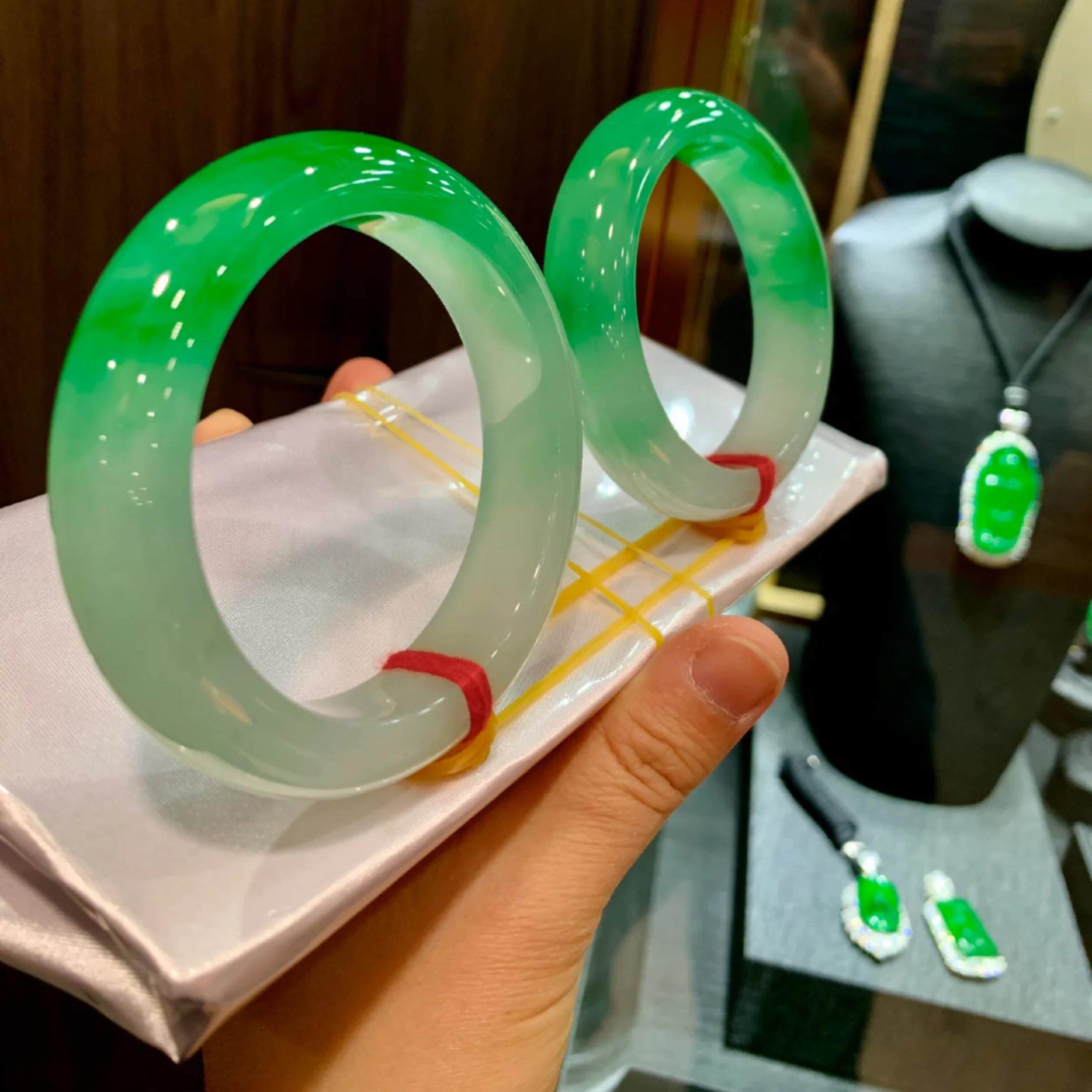 半山半水の高冰種缅甸翡翠バングル 2個セット大清乾隆年製古董品