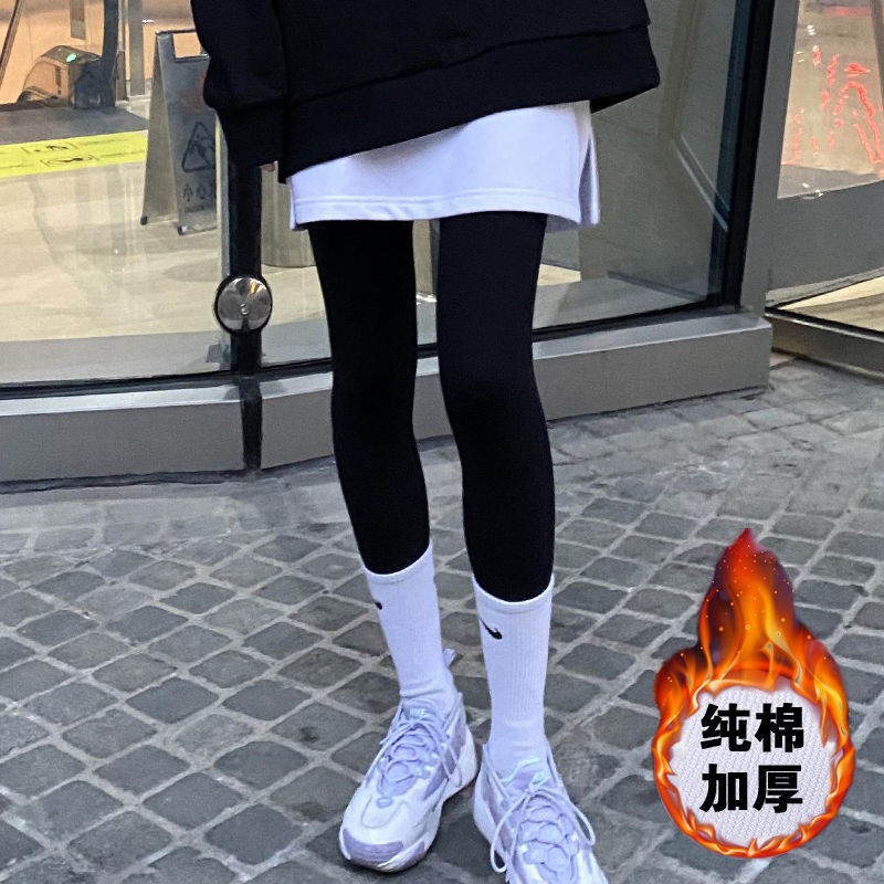 The fart curtain hem covers the buttocks in winter