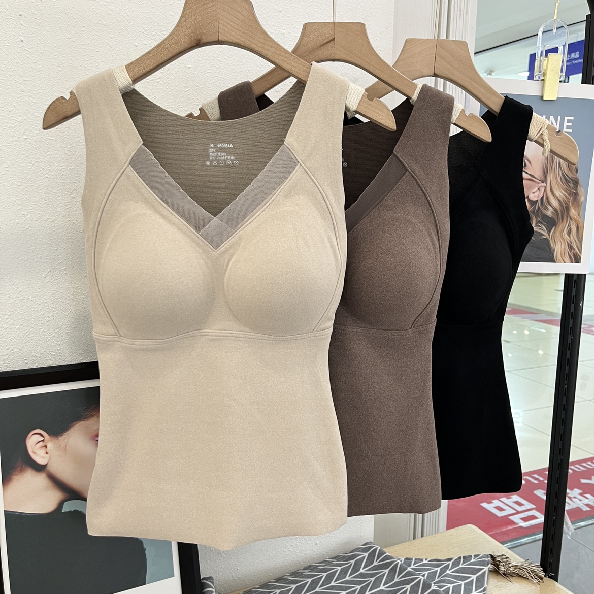 8803 Develvet graphene warm fever vest lady V collar vest without wearing bra integrated cup with bottom blouses-Taobao