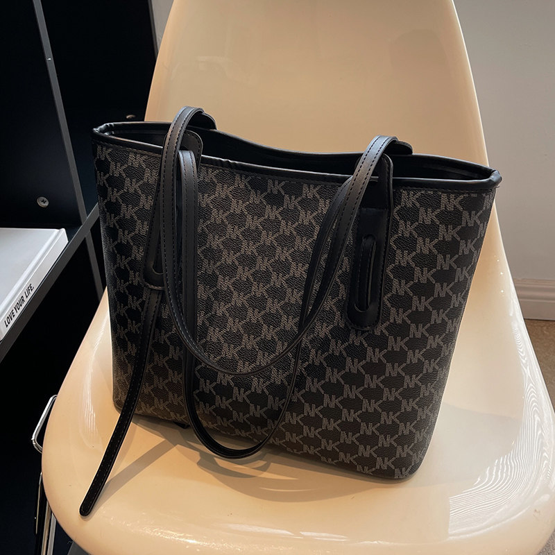 Корейская версия новой модной атмосферы 2025 года, простая сумка-тоут в стиле ретро большой емкости на одно плечо, портативная женская сумка для поездок на работу